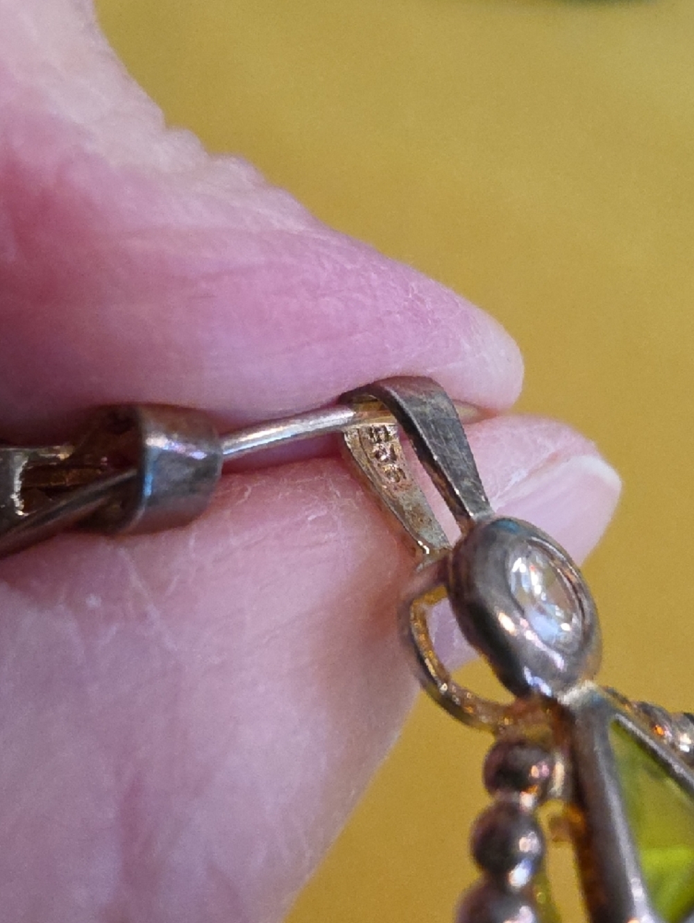 Vintage 925 Silver "Mom" Pin Featuring Three Dangling Charms - All Stamped 925 - Picture 5 of 10